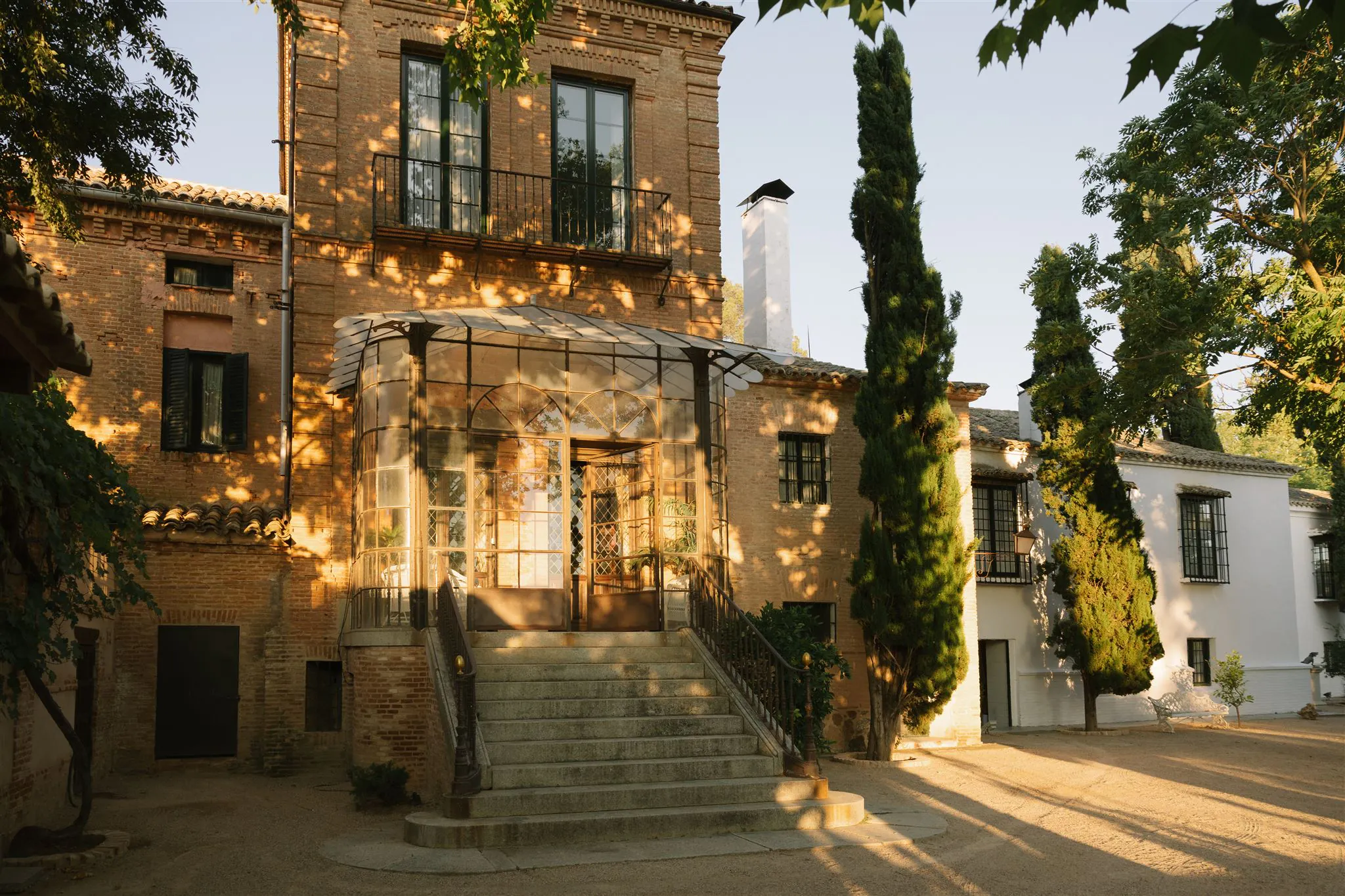Ambientación de ceremonia de boda en tonos cálidos