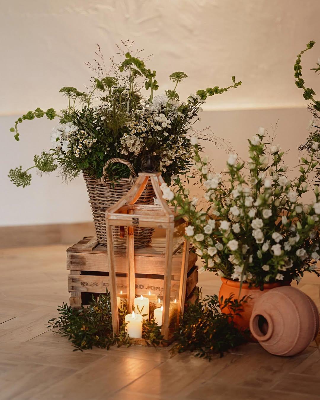 Decoración floral con velas y flores silvestres realizada por RL Eventos