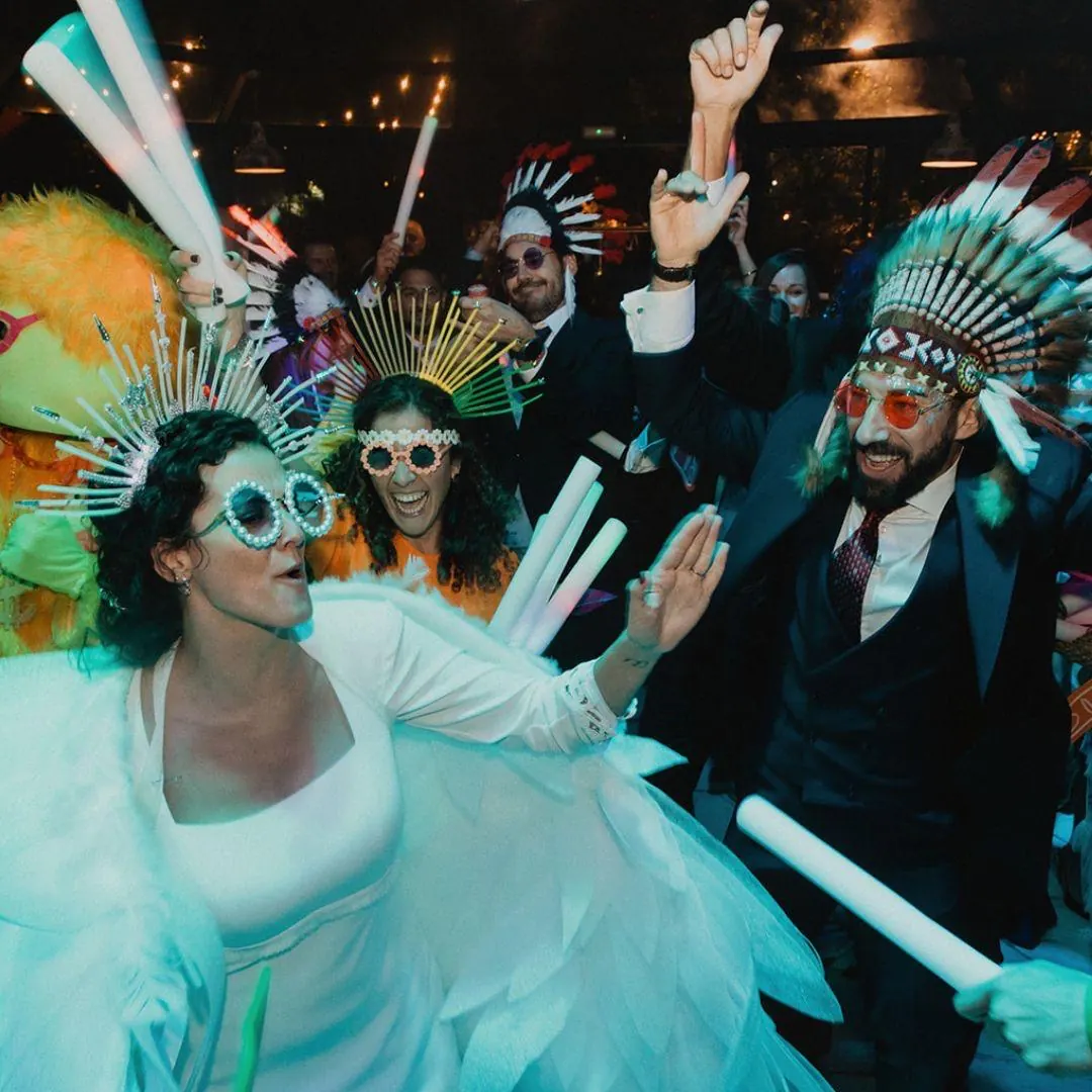 Novios e invitados disfrutando de la animación durante la fiesta